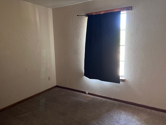 Building Photo - 2 bedroom/1 bathroom Duplex
