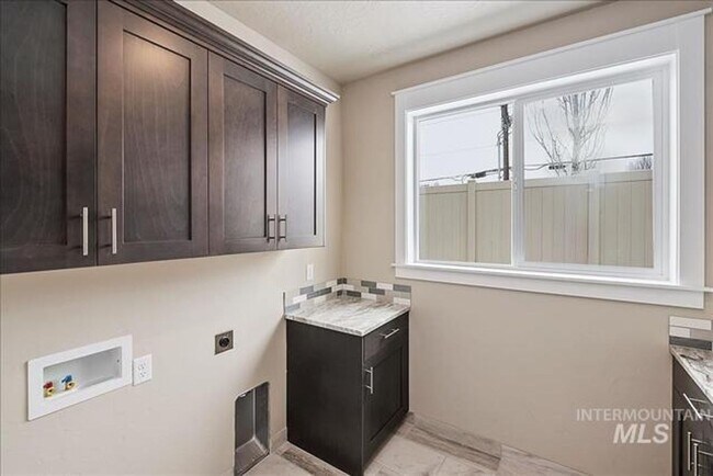Building Photo - Beautiful Custom Single Level Boise Home A...