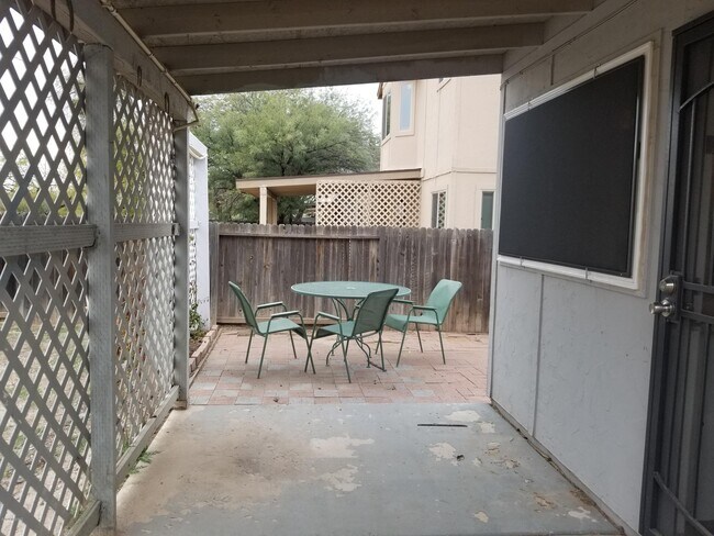 Building Photo - 2617 W Lazybrook Dr