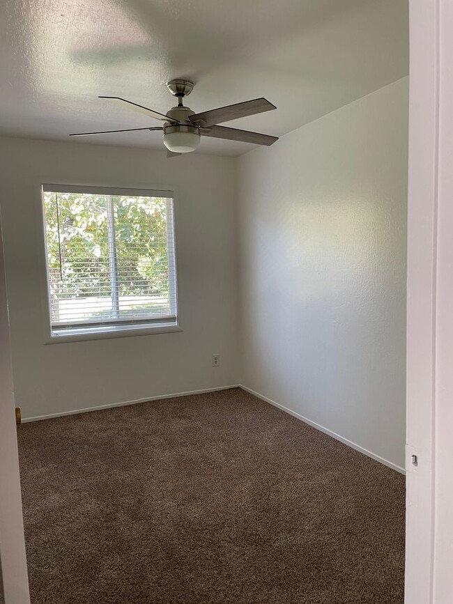 Building Photo - Cozy 3 Bedroom Home