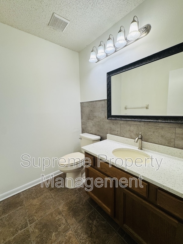 Building Photo - 2437 Bucknell Dr
