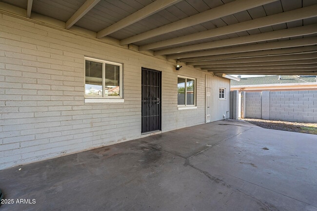 Building Photo - 481 N Sunset Dr