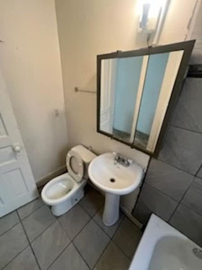 Building Photo - 2421 S 5th Pl