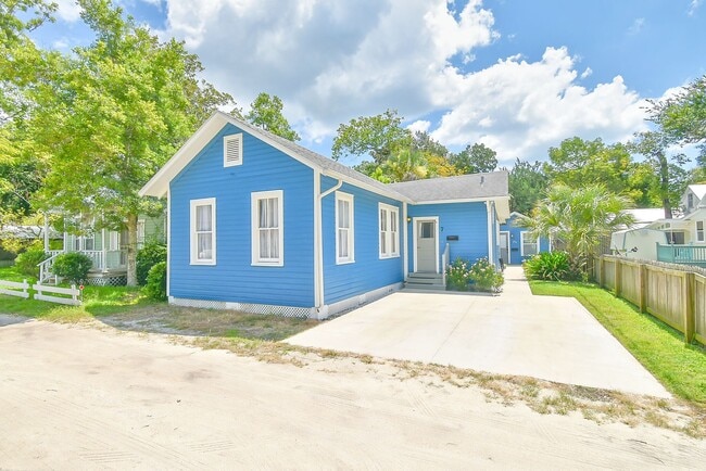 Building Photo - 7 Dupont Ln