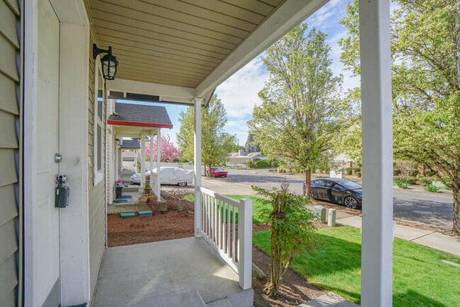 Building Photo - THREE BEDROOM WITH FENCED YARD