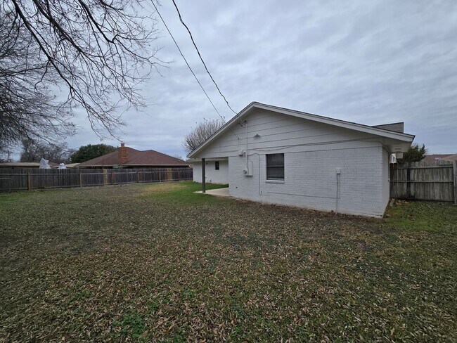 Building Photo - AVAILABLE NOW!