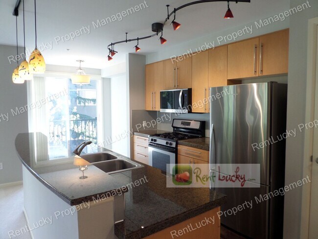 Building Photo - GORGEOUS & LARGE 1-Bedroom Unit w/Office N...
