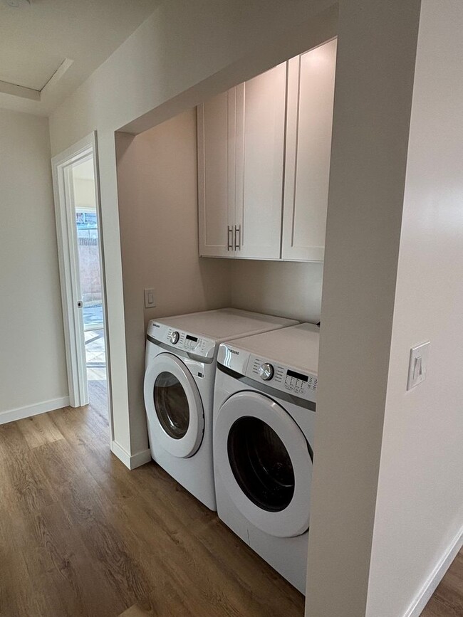 Building Photo - Contemporary 3 Bedroom Duplex with Washer Dryer and Mini Split AC