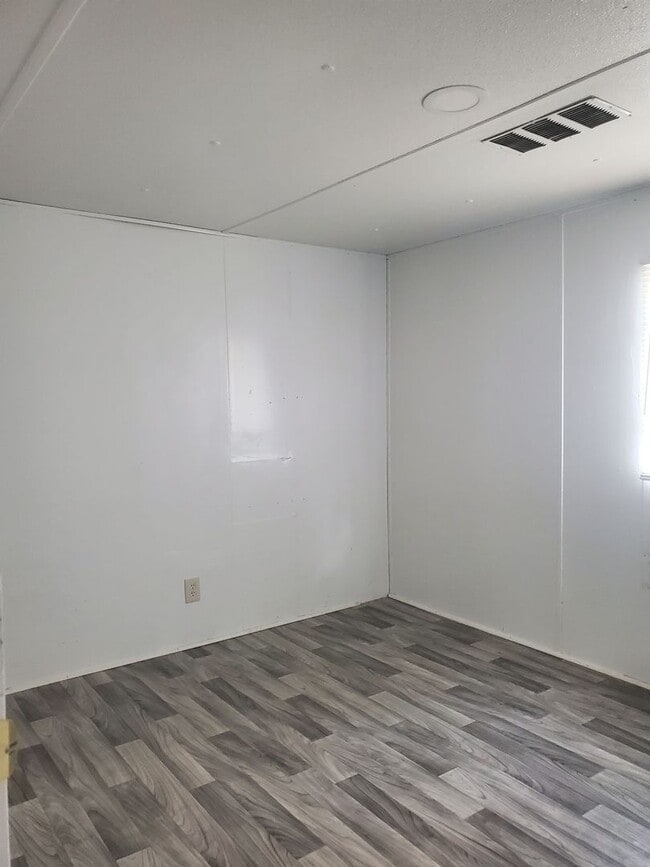 Building Photo - Newly Renovated Mobile Home