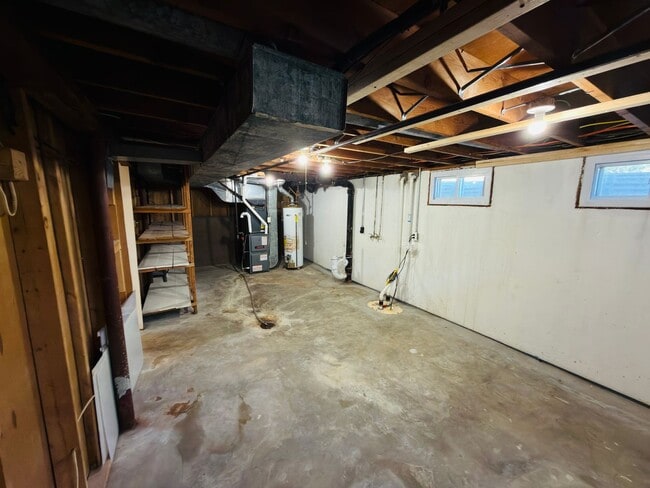 Building Photo - Move-In Ready 3BR/2BA Home with 2-Car Garage in St. Charles