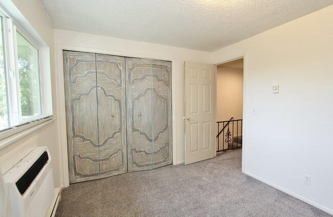 Building Photo - 804 W 7th St