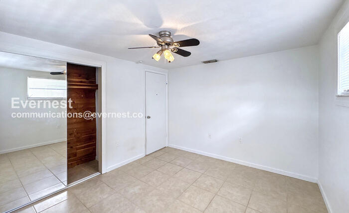 Building Photo - 5912 Della Dr