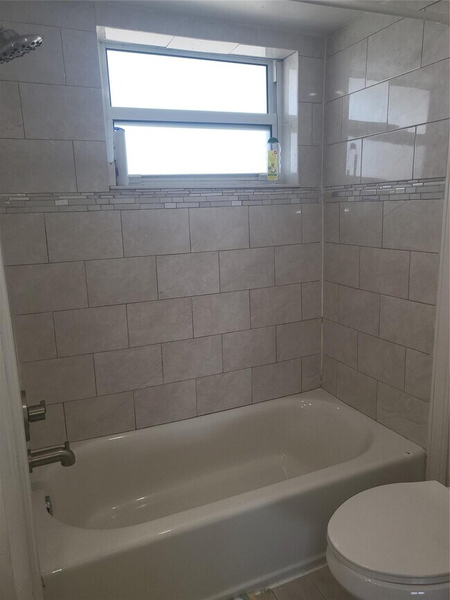 Building Photo - 1075 NE Miami Gardens Dr