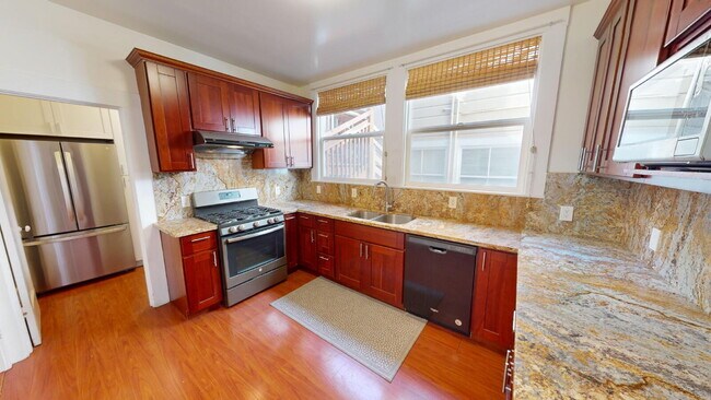 Building Photo - SPACIOUS  2BR + 1 BA WITH BONUS SUNROOM AND IN- UNIT LAUNDRY IN THE RICHMOND.
