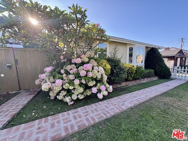 Building Photo - 2417 Andreo Ave