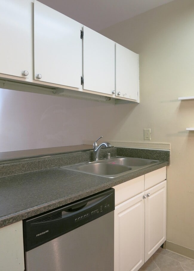 Building Photo - 1 bedroom 1 bath condo in heart of Silicon...
