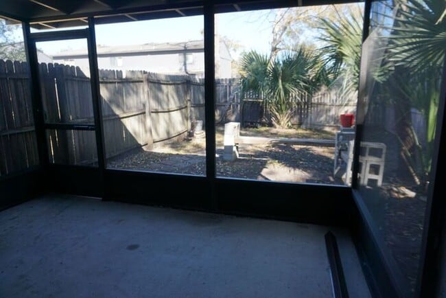 Building Photo - 2 Bedroom Townhome near NAS