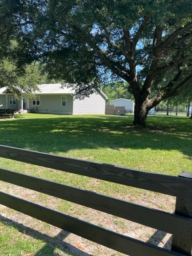Building Photo - 2 Bedroom 2 Bath Duplex on Quiet Street in...