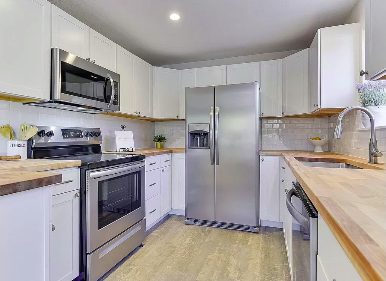 Building Photo - 8985 SW Center St