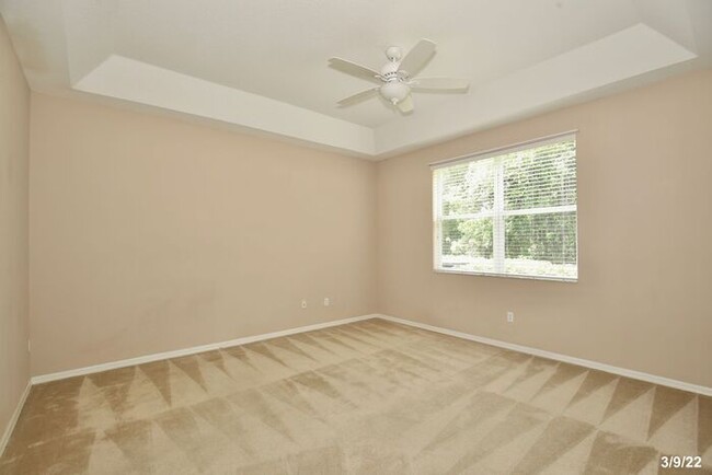 Building Photo - Premier 2/2 Spacious Condo with a Screened...