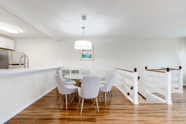 Building Photo - 421 Wendover Dr