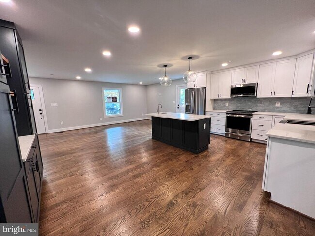 Building Photo - 210 Point Ln