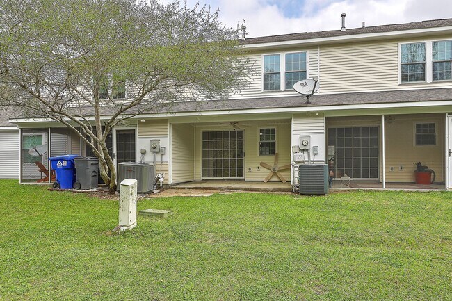 Building Photo - 8047 Shadow Oak Dr