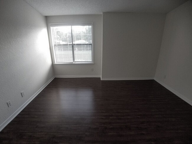 Building Photo - Beautiful Remodeled Winter Park 2/2 Condo for Rent in Front of Full Sail.