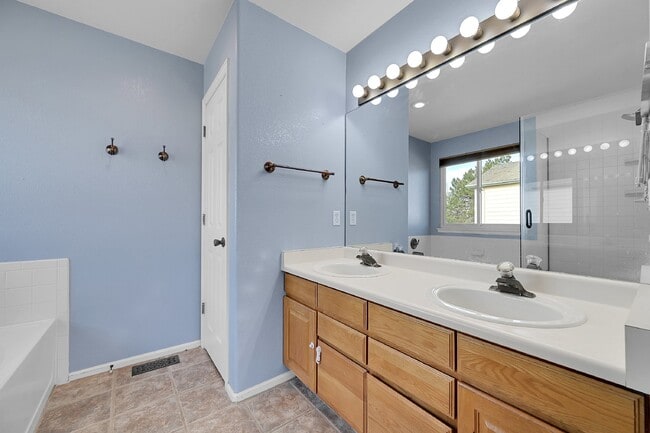 Building Photo - $2,995.00, stunning 4-bedroom, 3.5-bathroo...