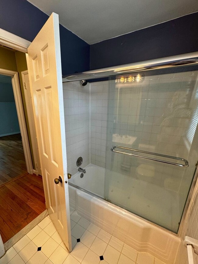 Building Photo - 3 level end unit 1br+den 2ba town house in...