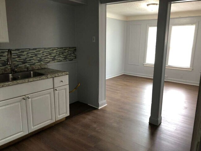 Building Photo - Charming Renovated 2-Bedroom Lower Unit – Section 8 Welcome