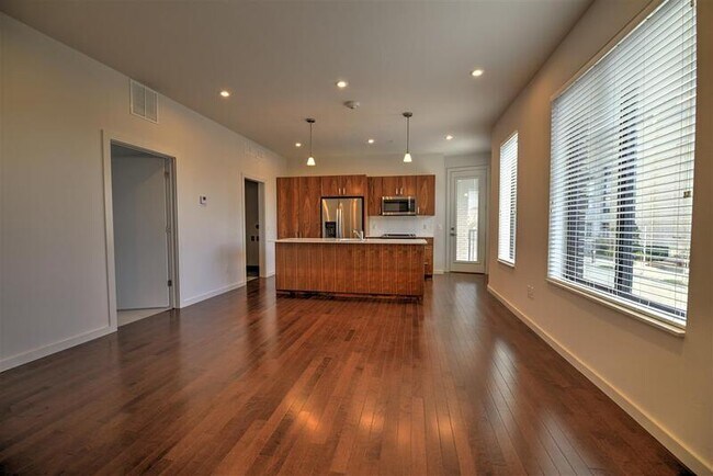 Building Photo - 627 Couch Dr