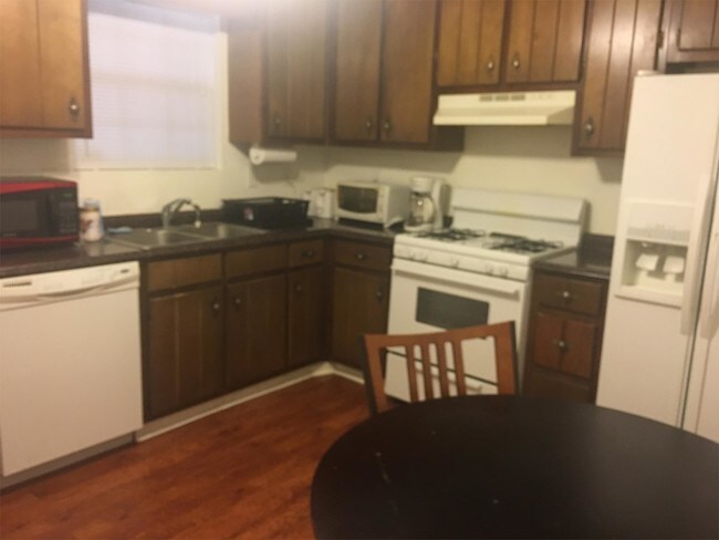 Building Photo - 205 Meadowbrook Ct