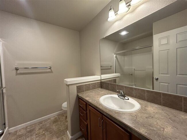 Building Photo - Move-In Ready! 3 Beds 2.5 Baths Townhome with Stainless Steel Appliances, W/D Hookups, and Gas Fo...