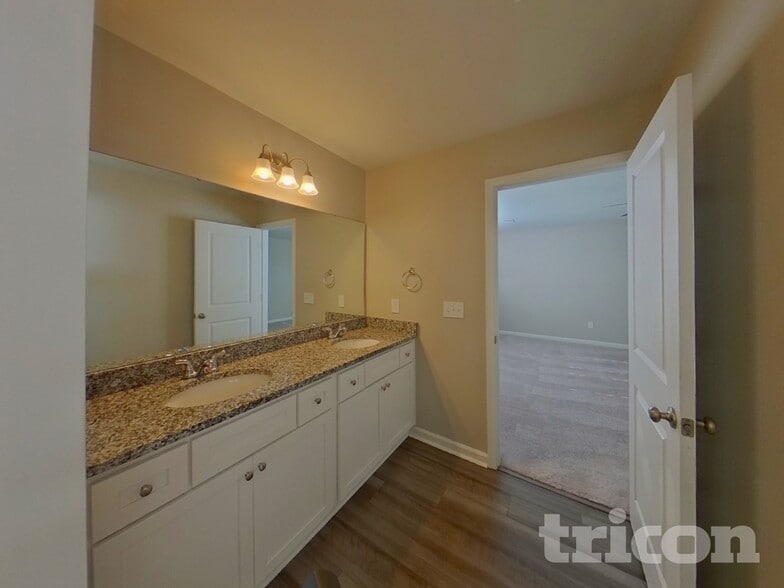 Building Photo - 33 Chalet Ct