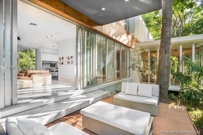 Building Photo - 3503 Banyan Cir