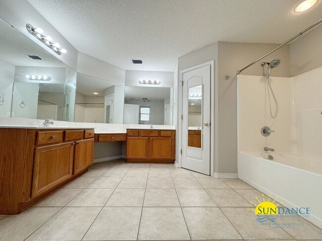 Building Photo - Cul-de-Sac Charm: Beautiful 4 Bedroom Home in Mary Esther Near Beaches and Bases!