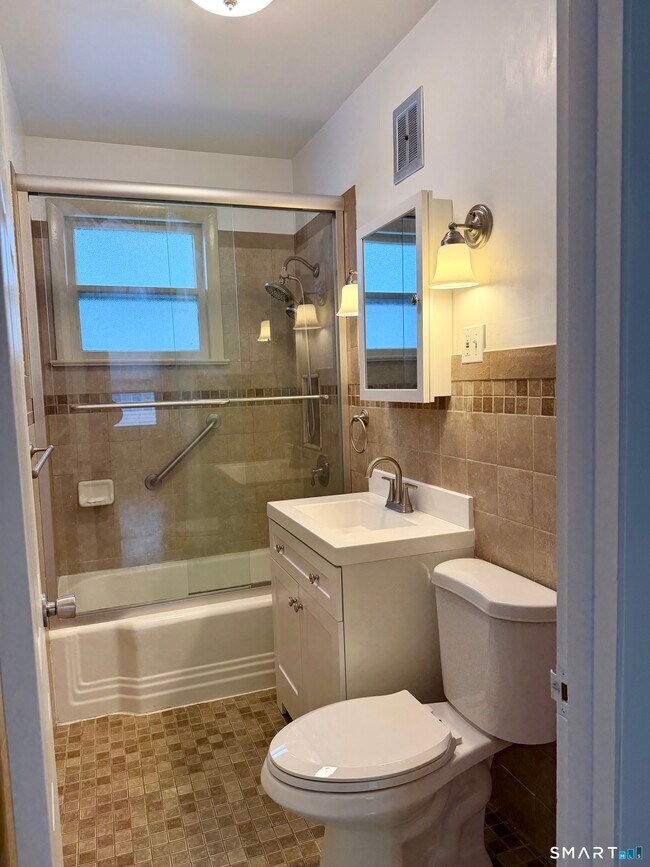 Building Photo - 40 Bassett St