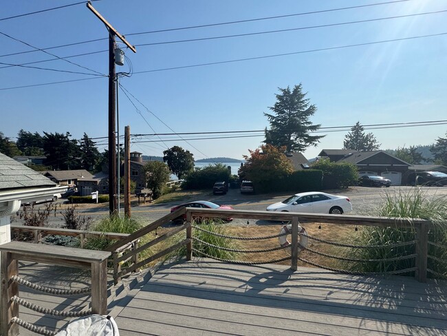 Building Photo - 3 Bed, 2 Bath in Anacortes WATER VIEW