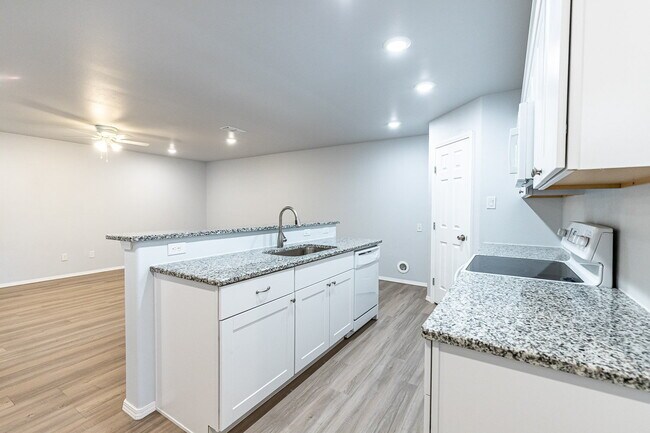 Building Photo - Half off the first Full Month's Rent !!!! ...