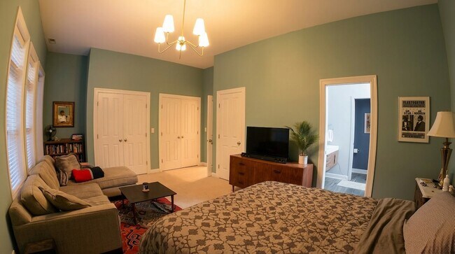 Building Photo - 2140 W Schiller St