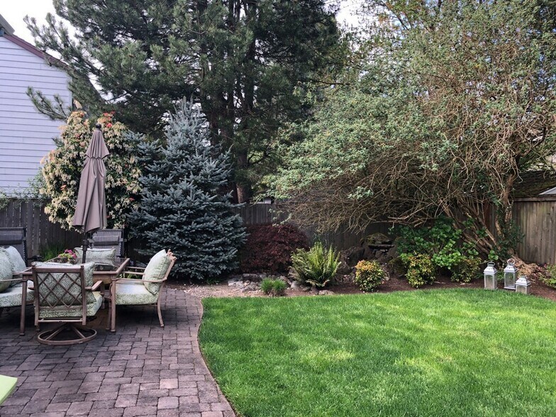 Private stone patio - 11405 SW Paulina Drive