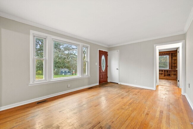 Building Photo - 3 Bedroom Pet Friendly Home For Rent!