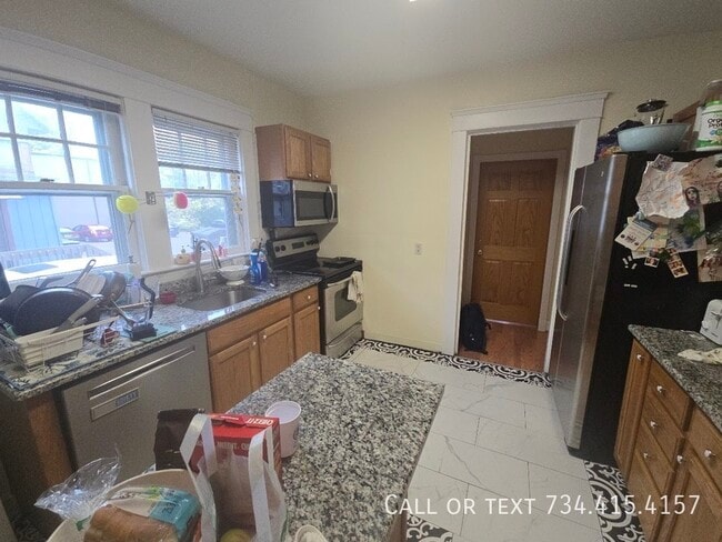 Building Photo - 818 Packard St