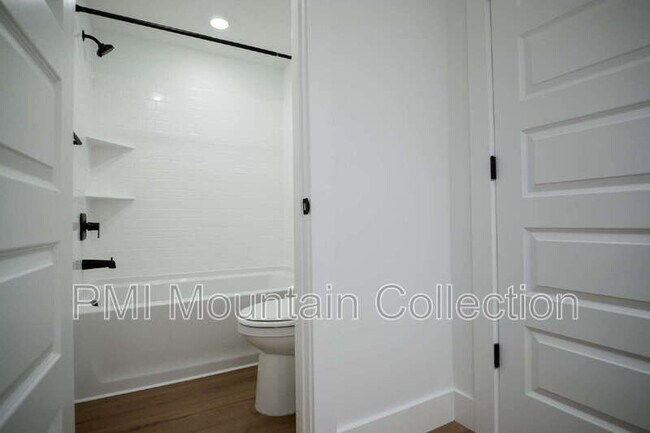Building Photo - 459 Rimrock Ln