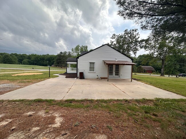 Building Photo - 2 Bedroom One Story Home on Over an Acre Lot