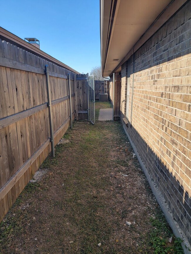 Building Photo - 6433-6435 Brookhaven Trail