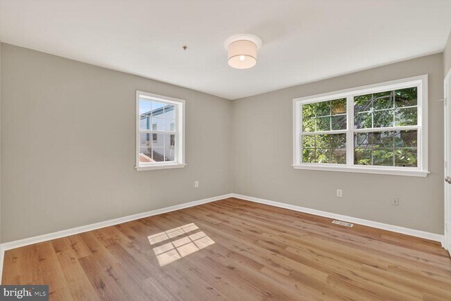 Building Photo - 1008 Rittenhouse St NW