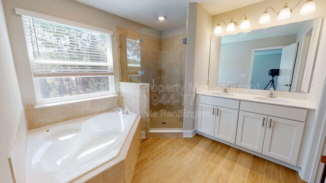 Building Photo - 1025 Wilmot Pl