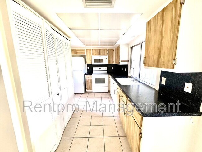 Building Photo - 2417 Magdalina Dr